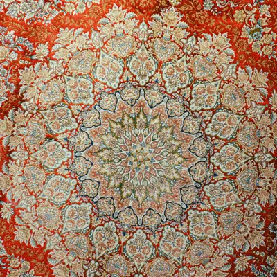 Orientteppich mit floralem Medaillon in Creme auf rotem Grund